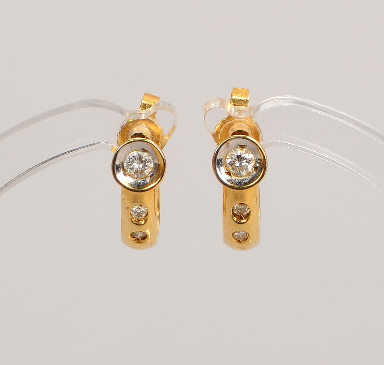 Paar Ohrstecker, 585 GG, mit je 3-fachem Brillantbesatz; Gew. zusammen 2,50 g