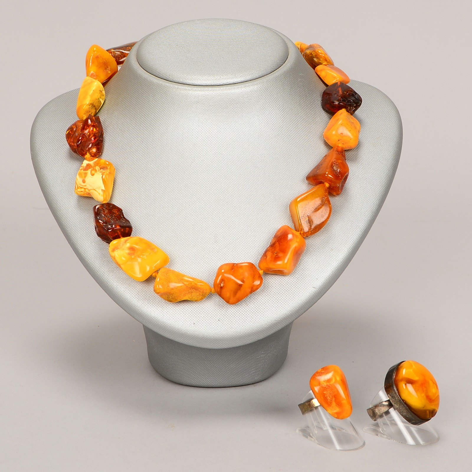 Bernsteinschmuck, Sterlingsilber: Halskette, Länge ca. 80 - 82 cm, und 2x Ringe