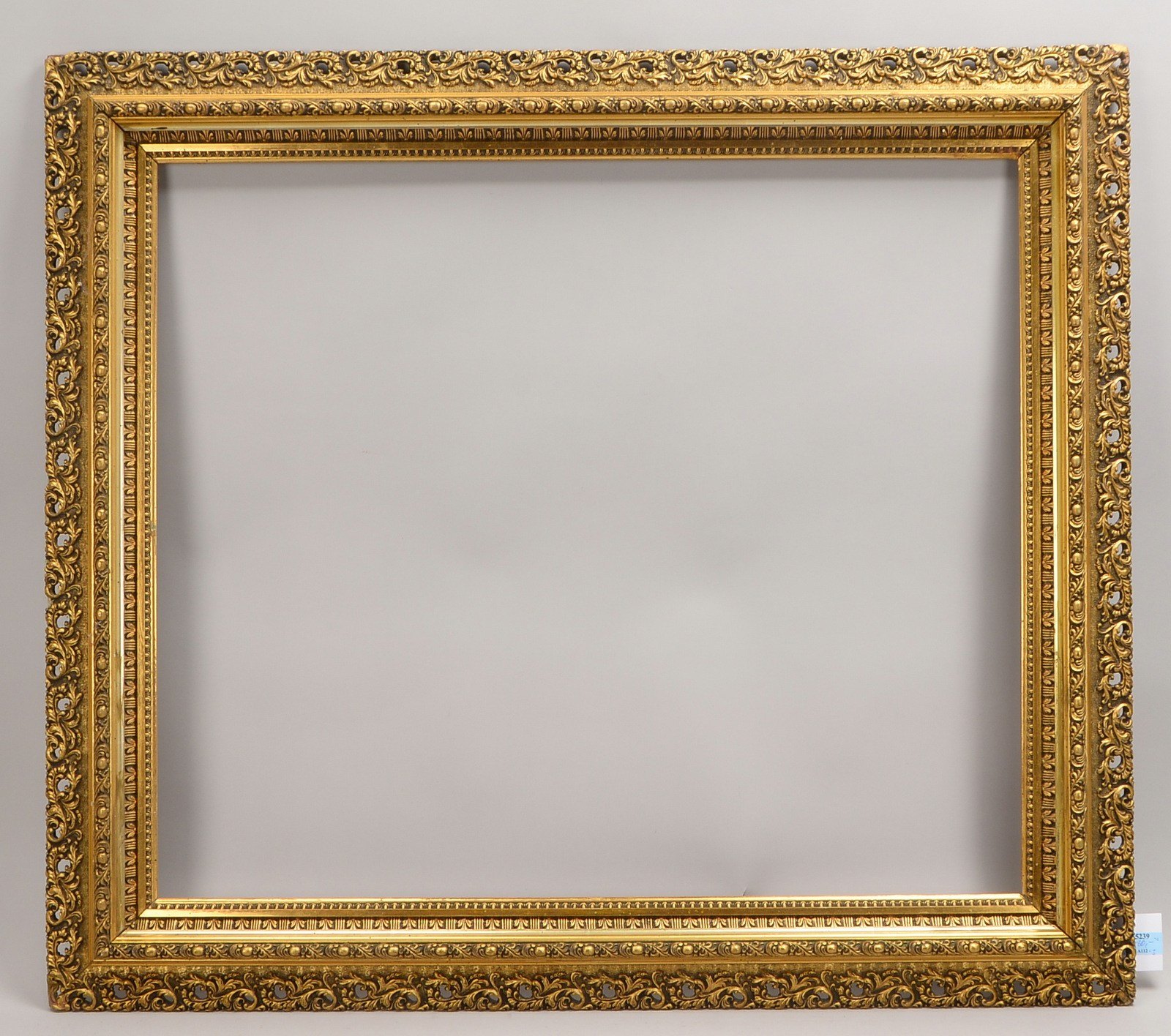 Bilderrahmen, Holz, mit durchbr. Rand; Falzmaße 84,5 x 72,5 cm, Ges. 104 x 91 cm