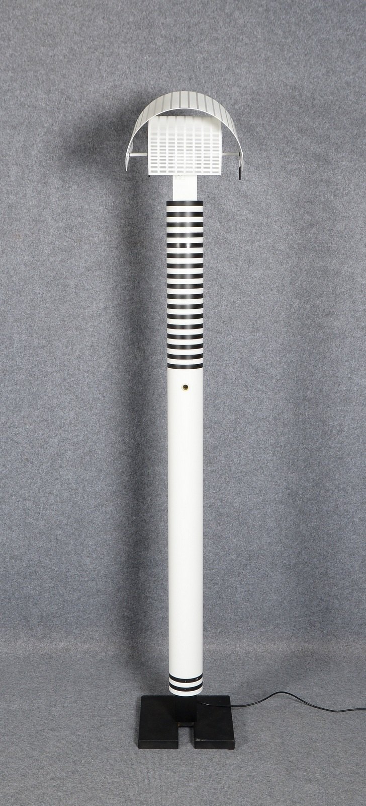 Artemide, Des.-Stehleuchte, 'Shogun Terra', s/w lackierter Schaft, Entw. Mario Botta