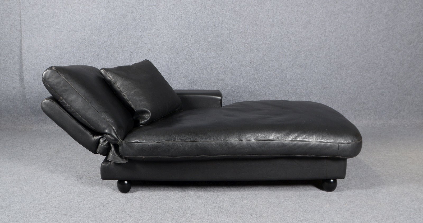 Herma/Spanien, Designer-Liege, 'Xerton', schwarzer Lederbezug, Kopfteil verstellb.