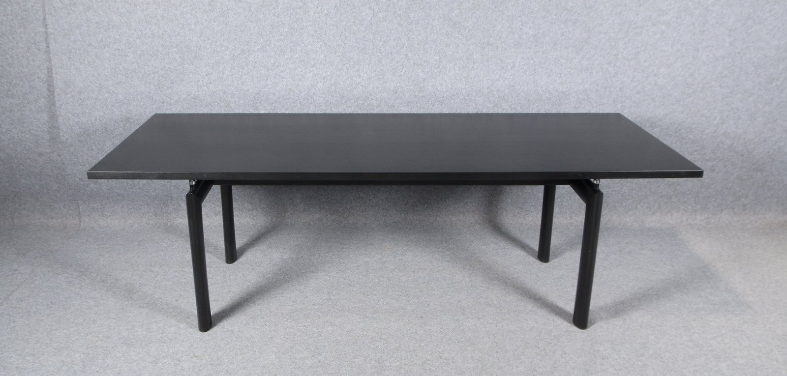 Cassina, Designer-Tisch, 'Tube d'Avion - LC6', Eiche schw. gebeizt/schw. lack. Stahl