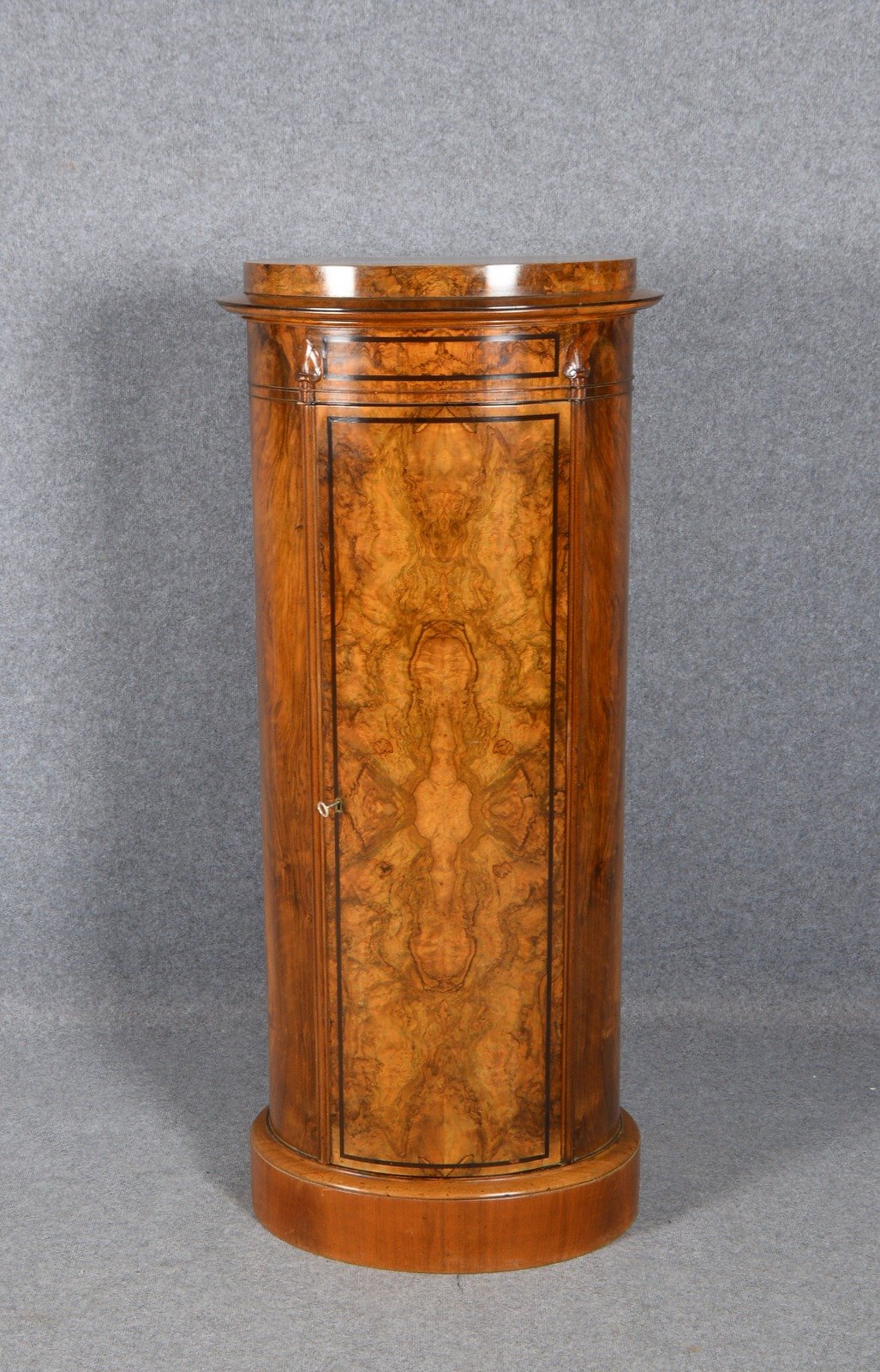 Säulenschrank, Nussbaum/Wurzelholzfurnier, halbrunder Korpus, 1-tür./innen 3x Borde