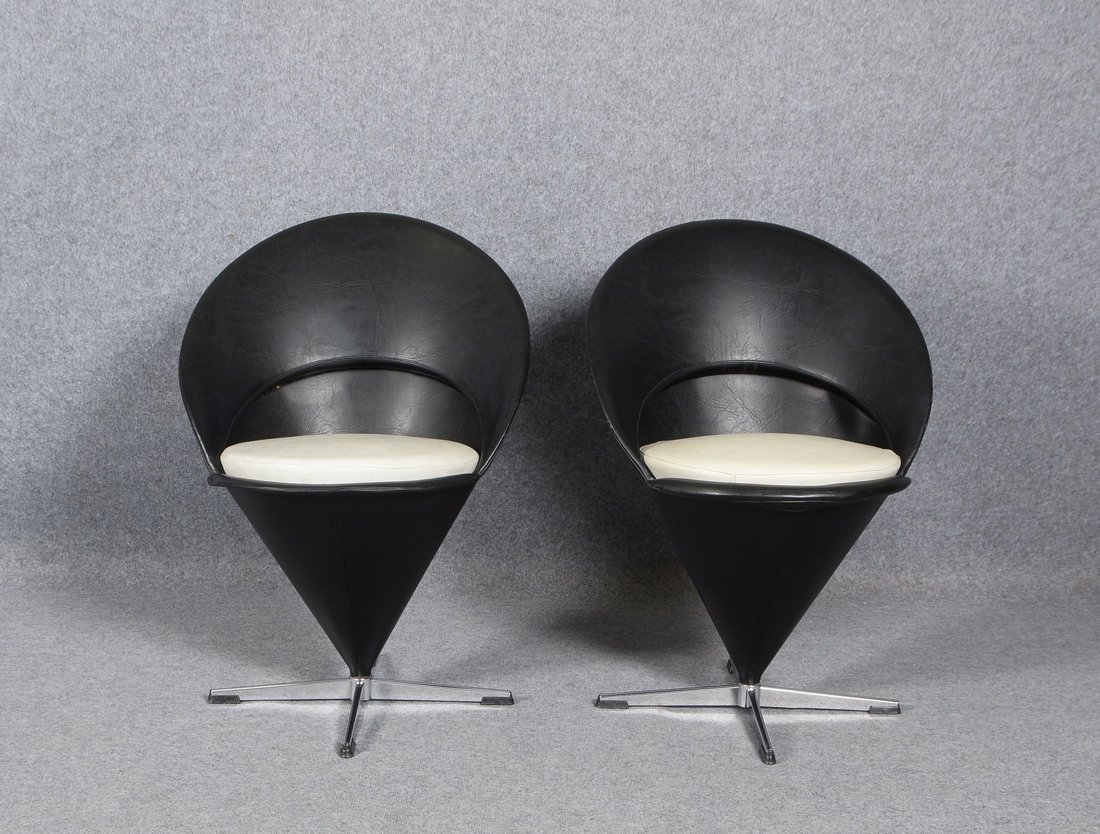 Vitra, 2 'Cone Chairs', kegelf. Korpus, drehbar, Entw. Verner Panton - neu bez.