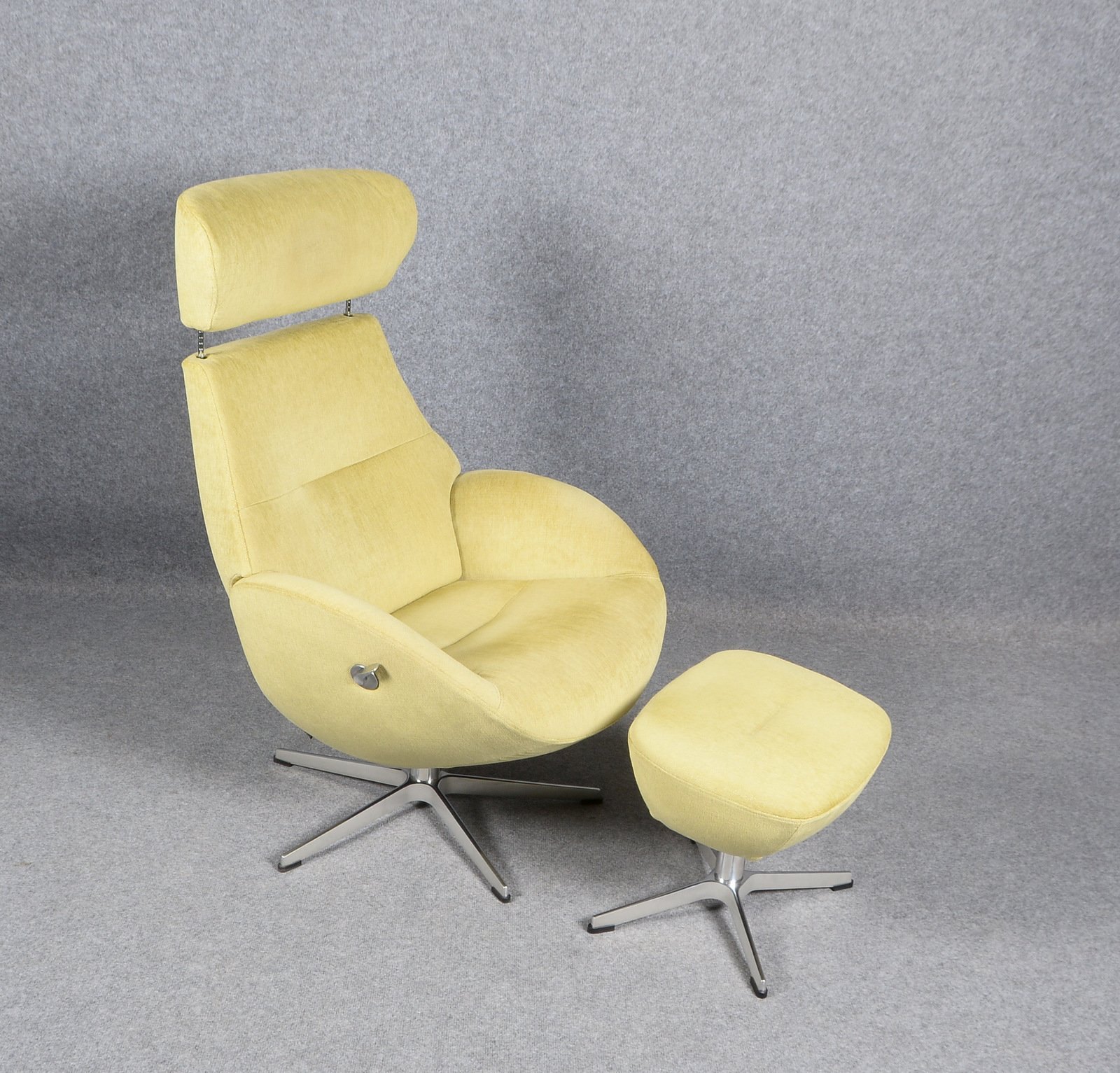 Conform, Relaxsessel, 'Globe', lindgr. Stoffbezug, Entw. Jahn Aaamodt - mit Ottomane