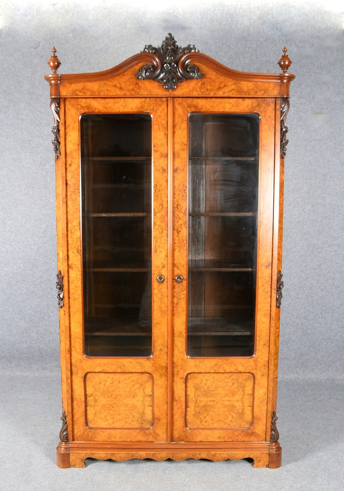 Vitrine, Wurzelholzfurnier/dkl. abgesetztes Schnitzwerk, mit 3x Einlegeböden