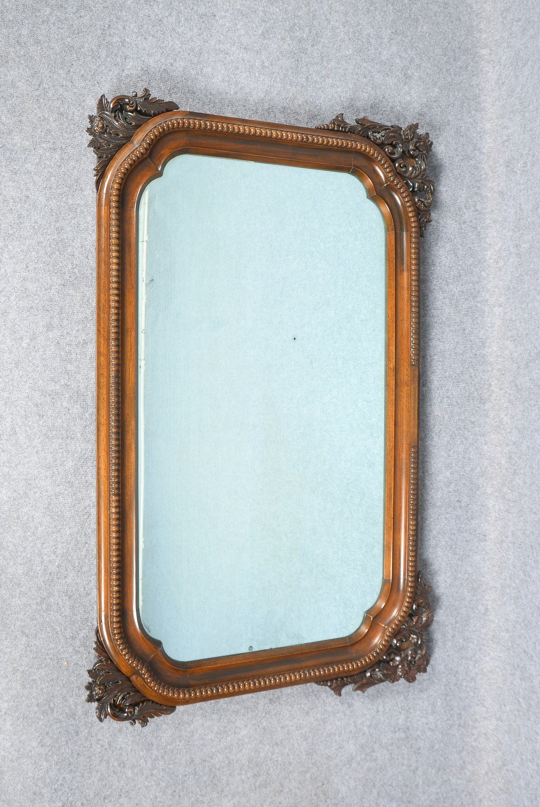 Spiegel, Mahagoni, Ecken mit Schnitzwerk, umlaufend mit Perlrand; Höhe 116,5 cm