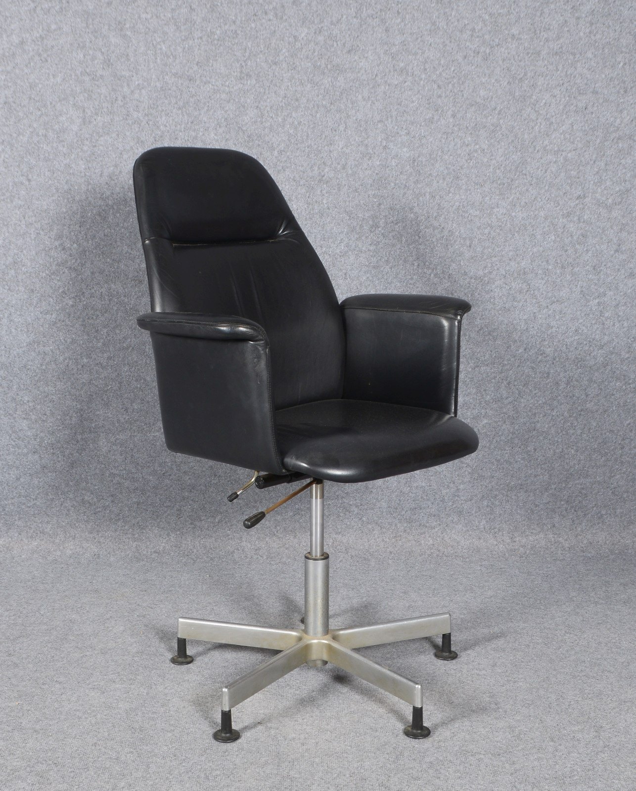 Designer-Bürostuhl, drehb. 5-Sterne-Fuß, Sitzfl. mit Leder/geheftet, höhenverst.