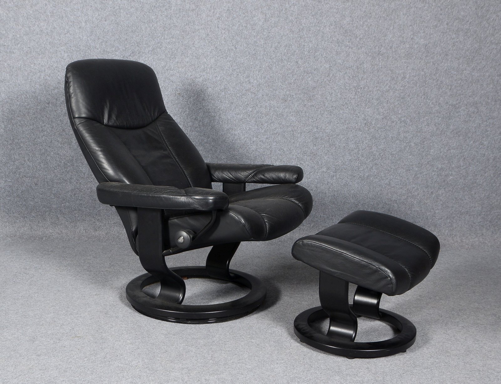Ekornes, Sessel 'Stressless', schwarzes Leder, Gestell drehbar/verst. - mit Ottomane
