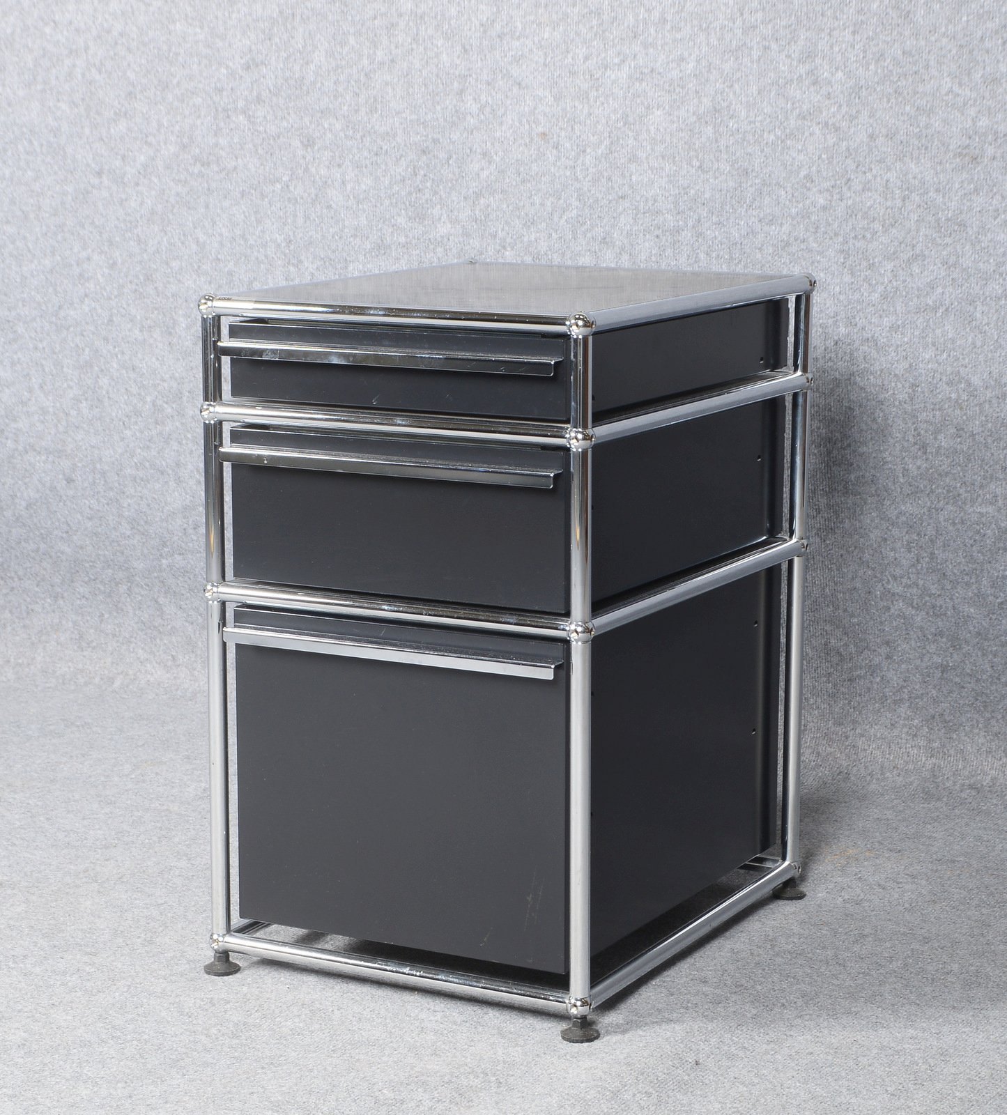 USM Haller, Stand-Rollcontainer, schw. lack. Stahl, 3-schüb.; Maße 67 x 42 x 52 cm