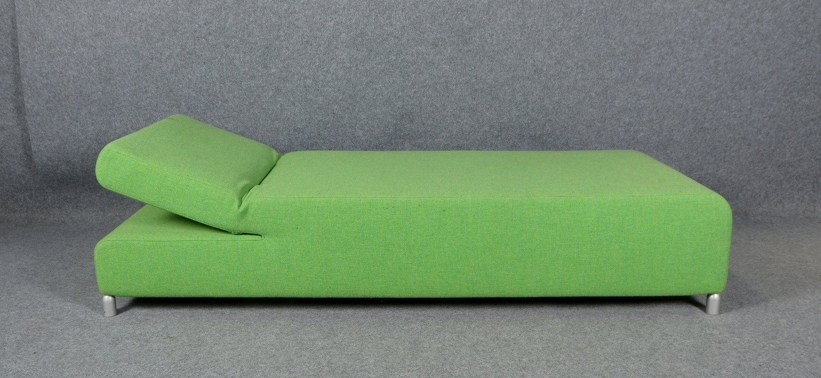 Cor, Designerliege/Schlafsofa, Modell 'Scroll', Holzgestell/grüner Filzbezug, auf Alufüßen