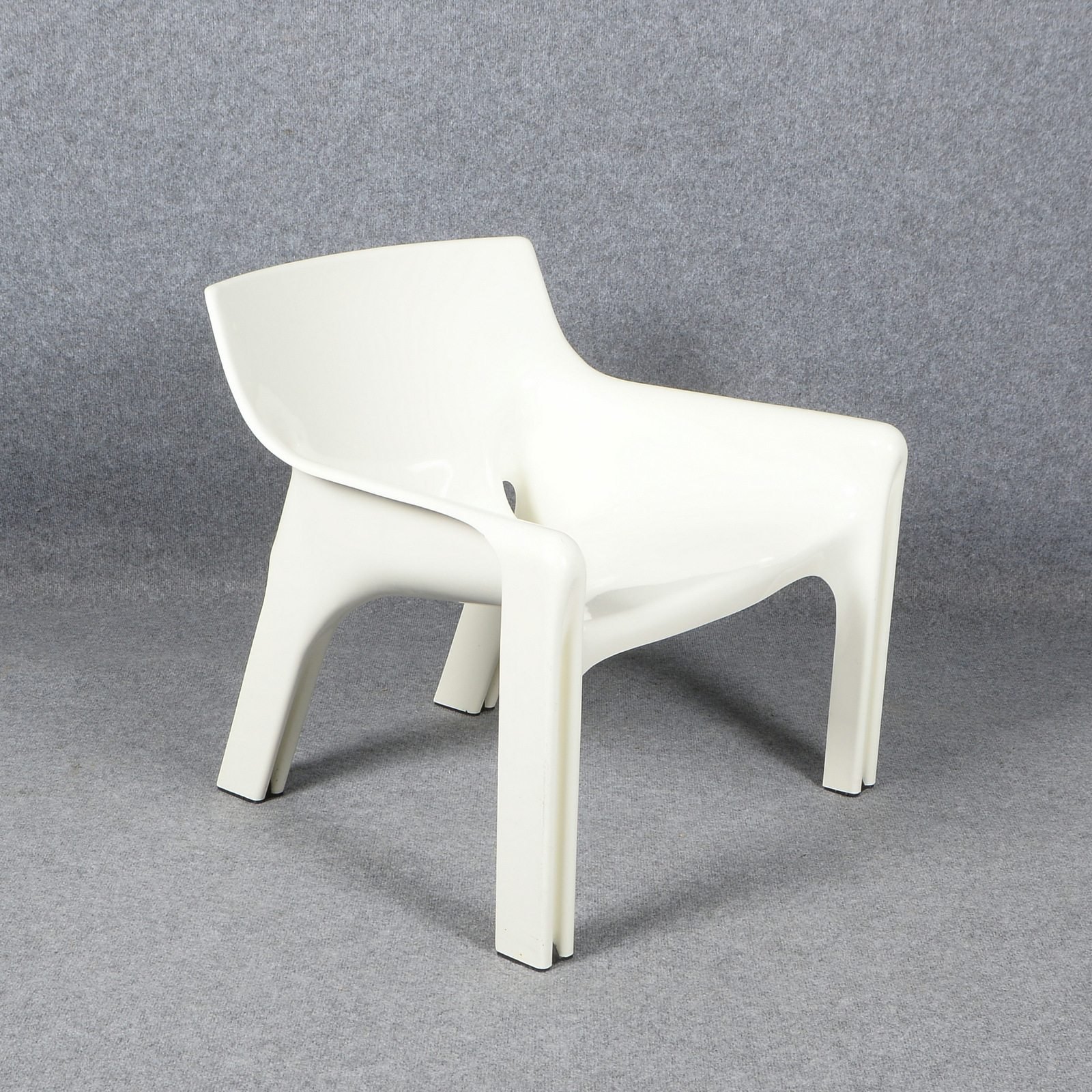 Artemide, Designer-Armlehnsessel, 'Vicario', weißer Kunstst., Entw. Vico Magistretti