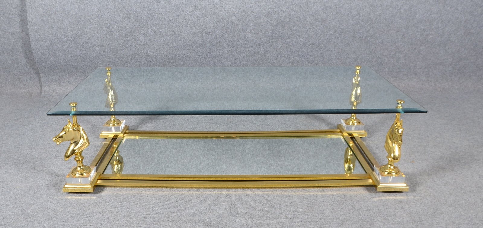 Designer-Couchtisch (wie Maison Charles, 'Cheval'), Messing und Glas/Plexiglas