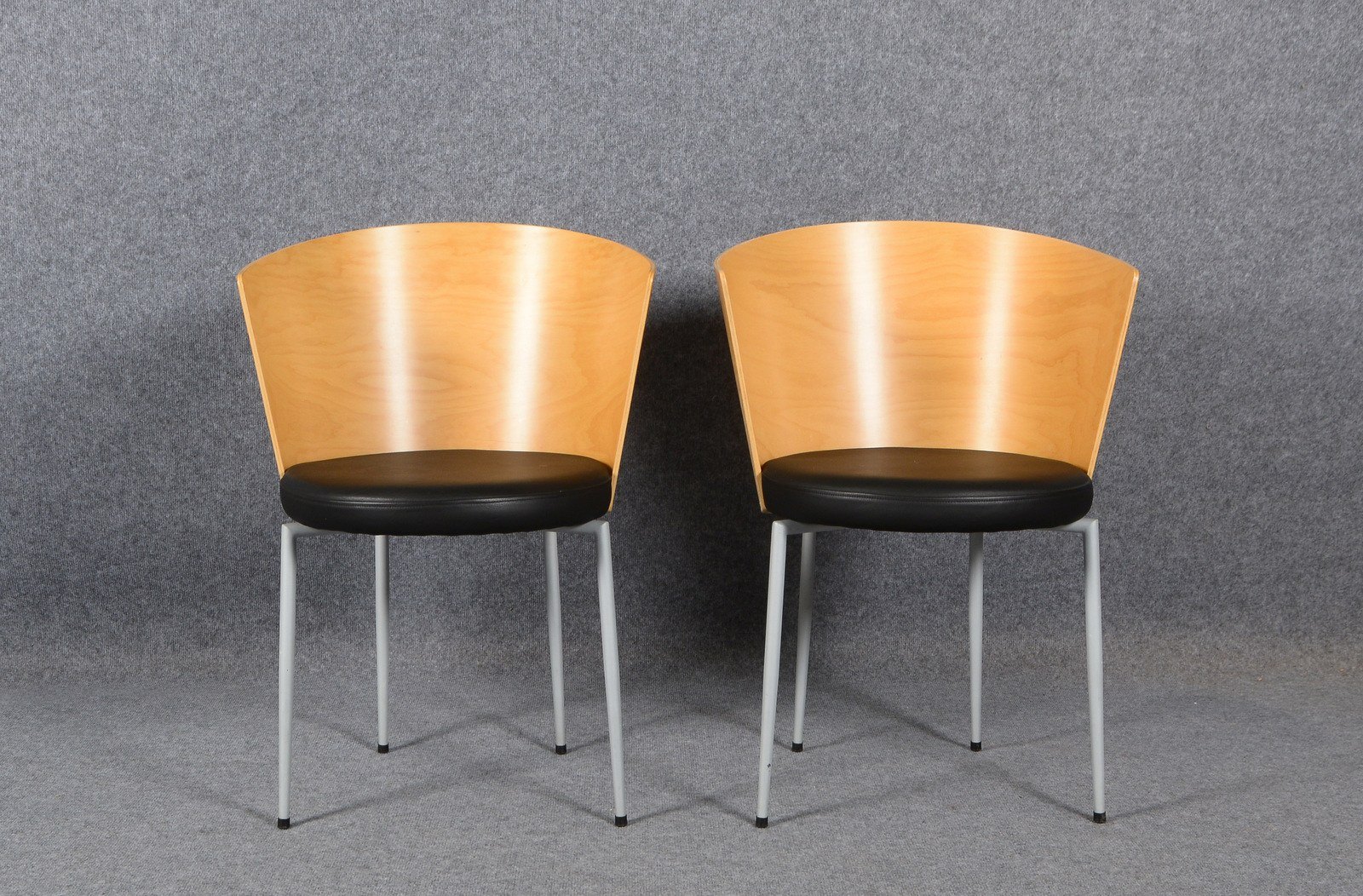 KFF, Paar Designerstühle, Modell 'Titus', Lederbezug 'Toscana schwarz'; Sitzhöhe 48 cm
