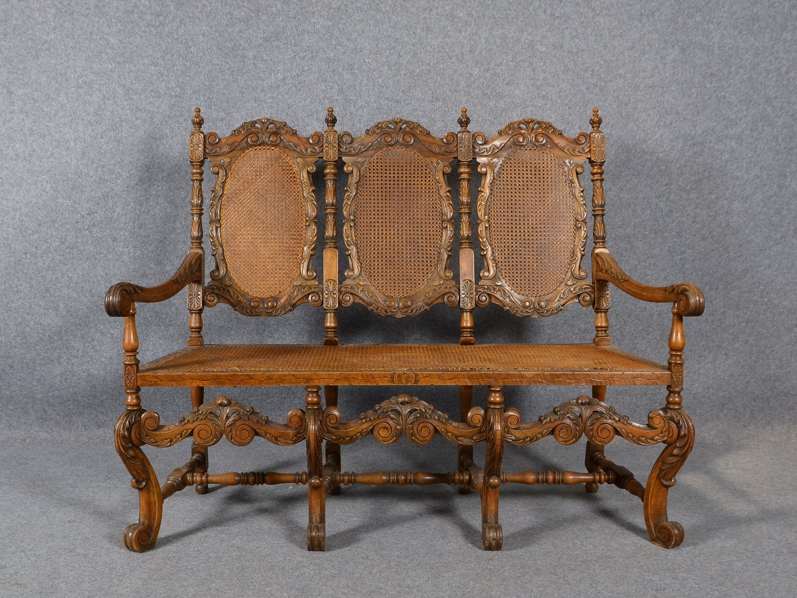 Sitzbank, Holz geschn., Sitz und Rückenlehne mit Rattangeflecht; Breite 150 cm