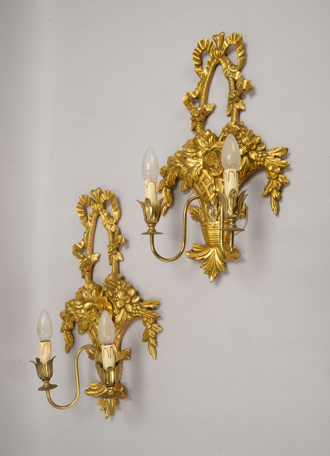 2 Wandgirandolen, 2-fl., Holz relief./vergoldet, figürl. 'Blumenkörbe'