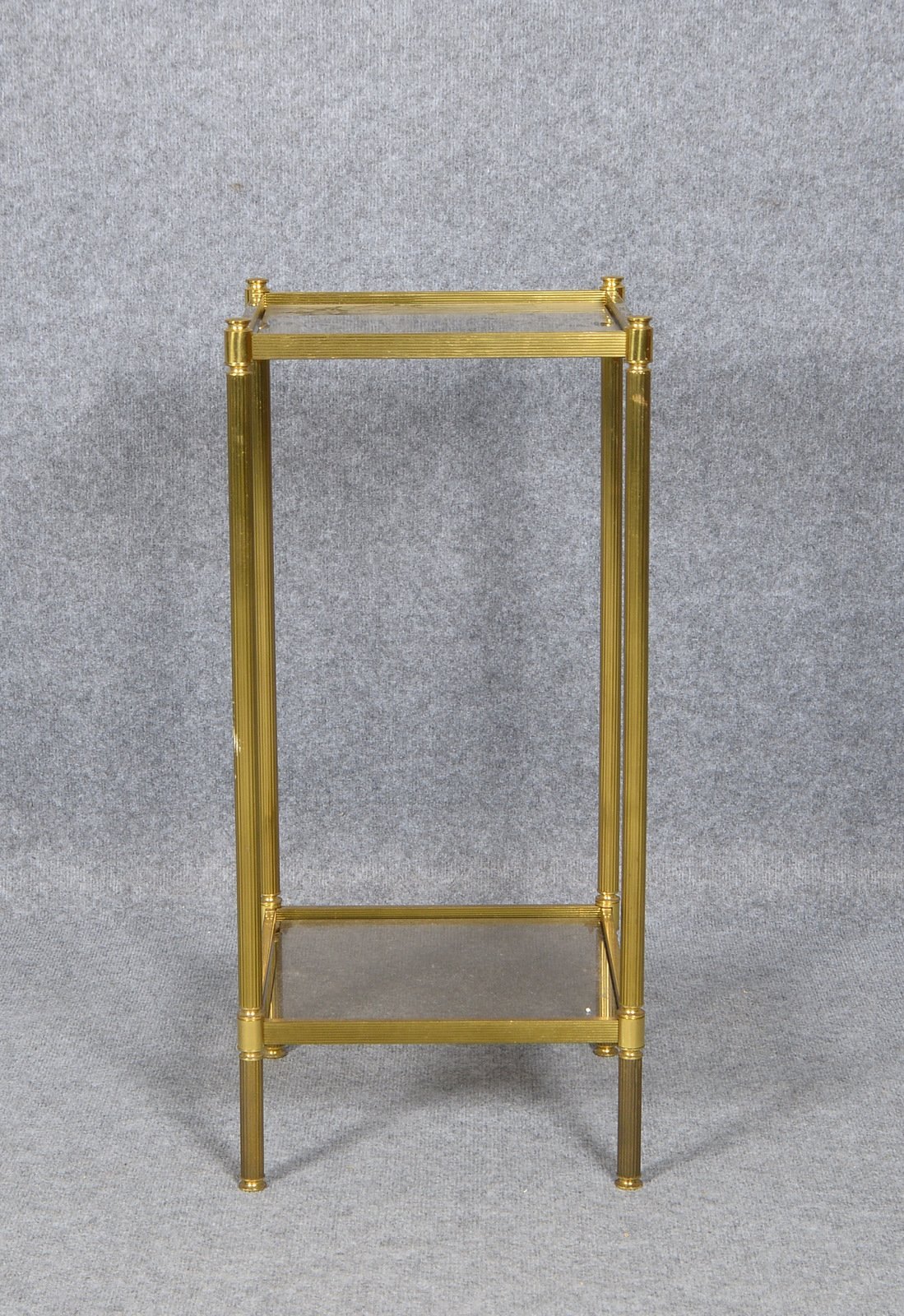 Beistelltisch, 2x Ebenen/Rauchglas, Messinggestell mit kannelierten Säulen/Fronten