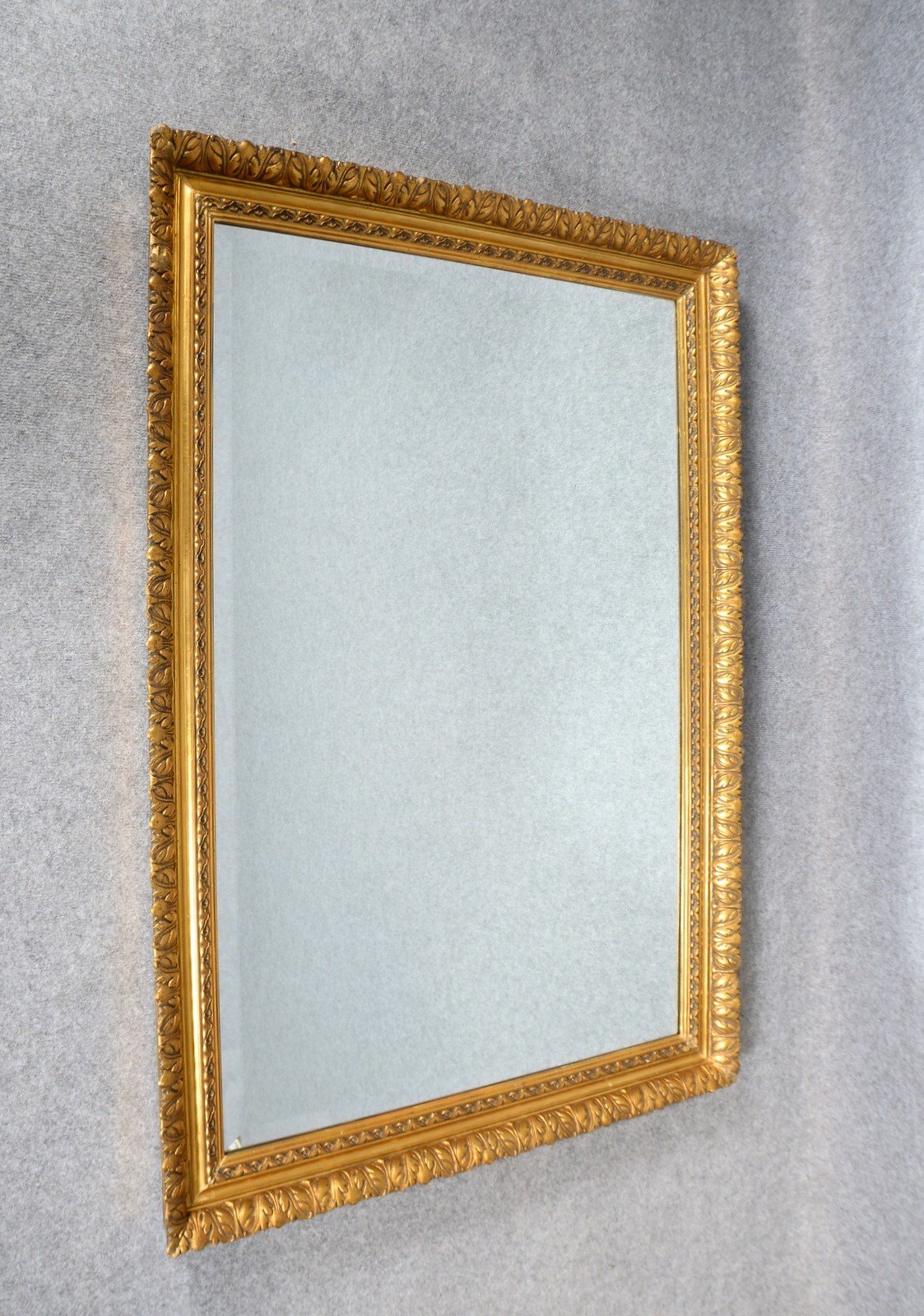 Wandspiegel, Stuckrahmen mit floralem Dekor ('Blattwerk'), mit facettiertem Glas