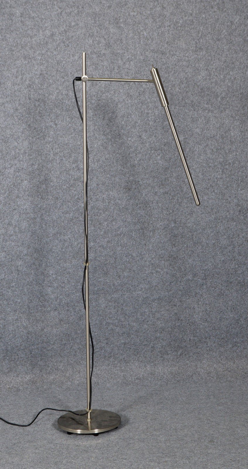 Stehleuchte, auf schlankem Chromschaft, höhenverstellbar; max. Höhe 123 cm