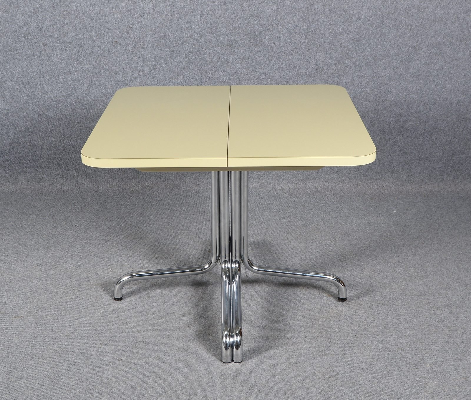 Thonet (1960er Jahre), Tisch, quadratische Form, Platte mit abgeschrägten Ecken/um 2x Seitenplatten