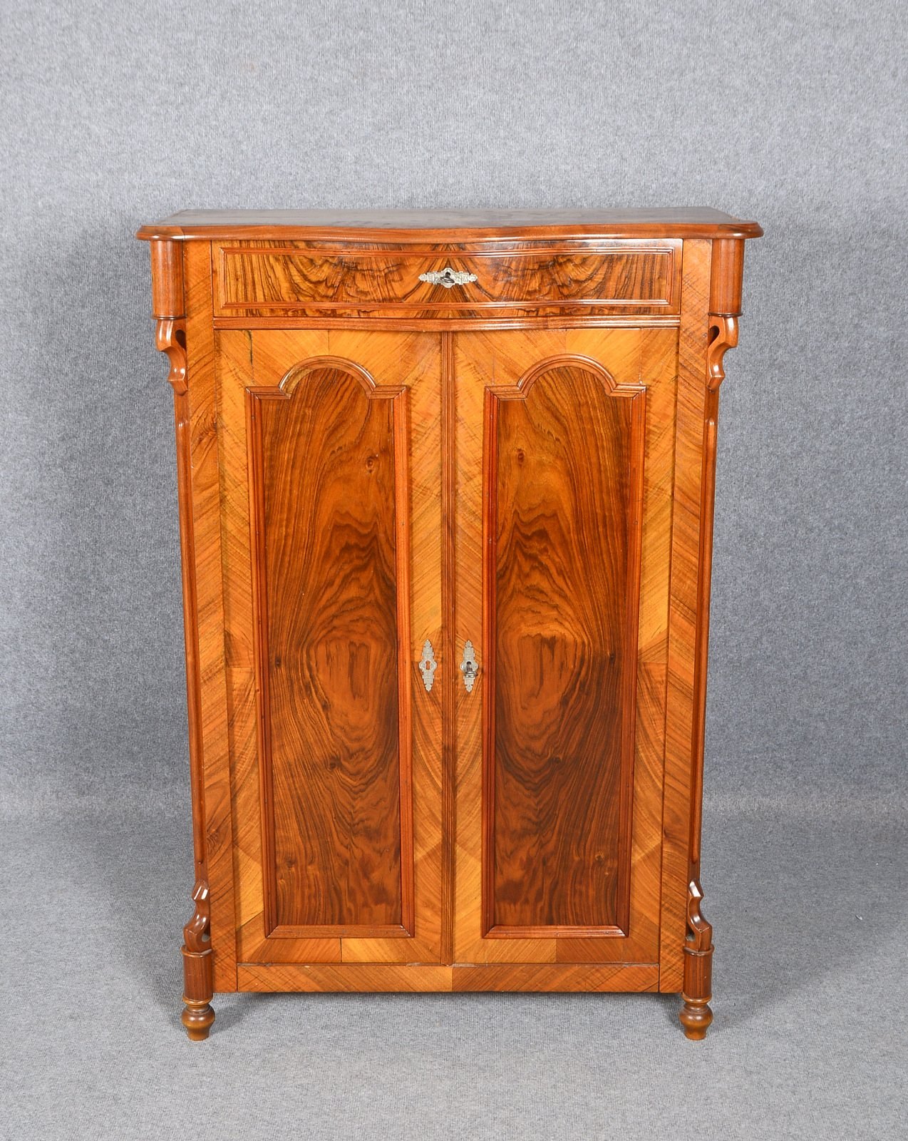 Vertiko, 2-türig, mit obenliegendem Schub; Höhe 135 cm, Maße 90 x 41 cm