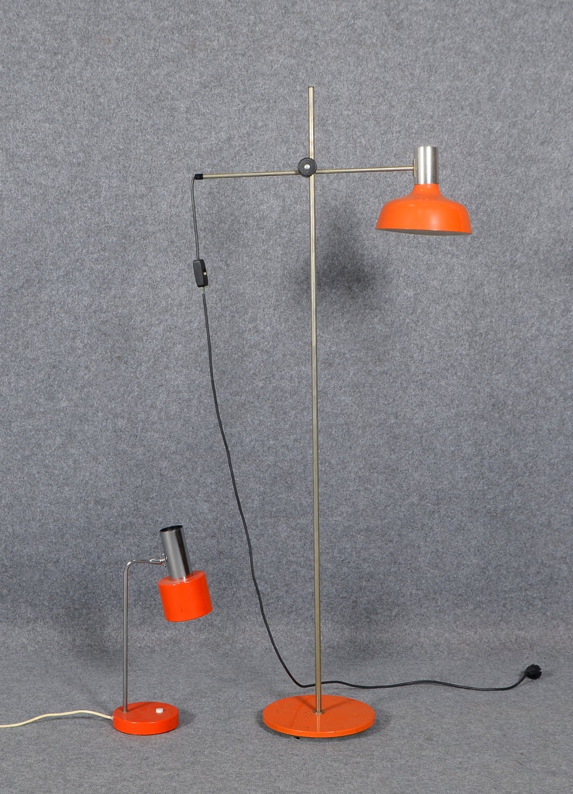 Hustadt, Stehlampe und Tischlampe, orangef. lackiert; Höhe 137 cm/Höhe 45 cm