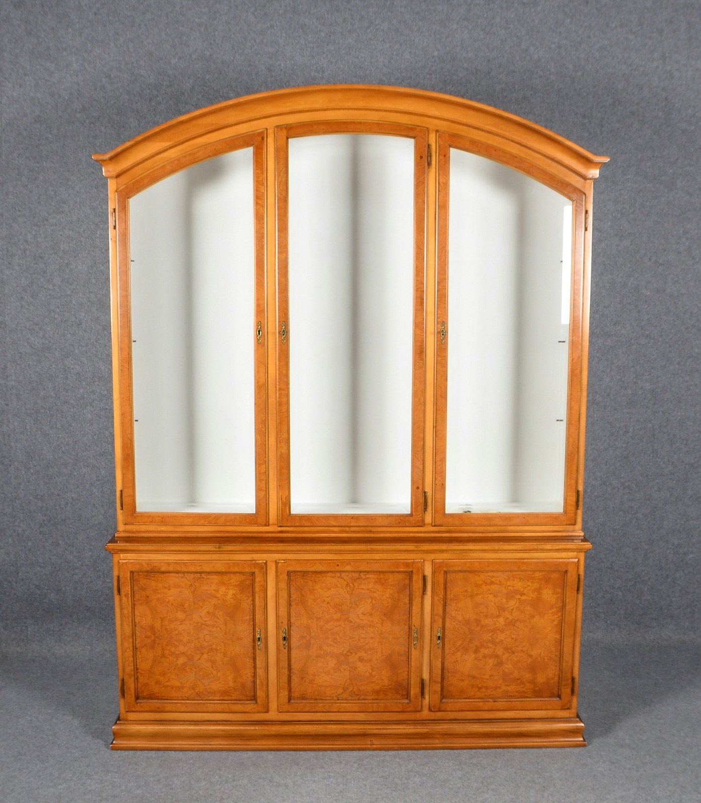 Aufsatzvitrine (Stilmöbel), Wurzelholzfurnier, jew. 3-türig/unten innen 3x Glasborde