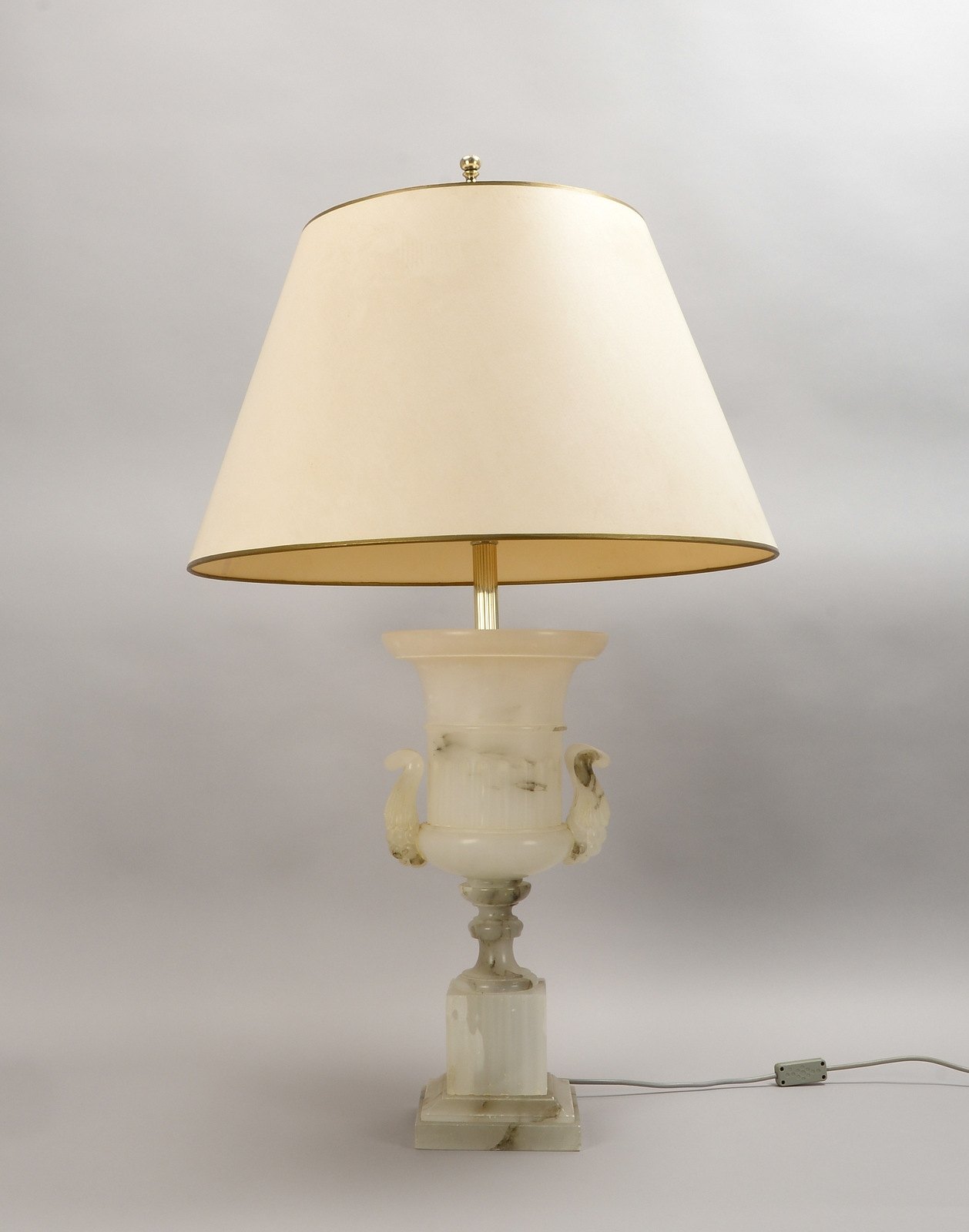 Tischlampe, 3-fl., geschn. Alabaster-Fuß in klassizist. Ausf., mit hellem Rundschirm