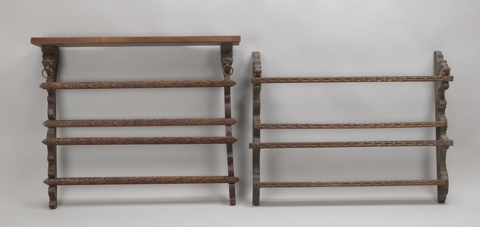 2 antike Tellerborde, Eiche beschnitzt; 1x Maße 70 x 84 x 11 cm, und 1x Maße 65 x 81,5 x 11 cm