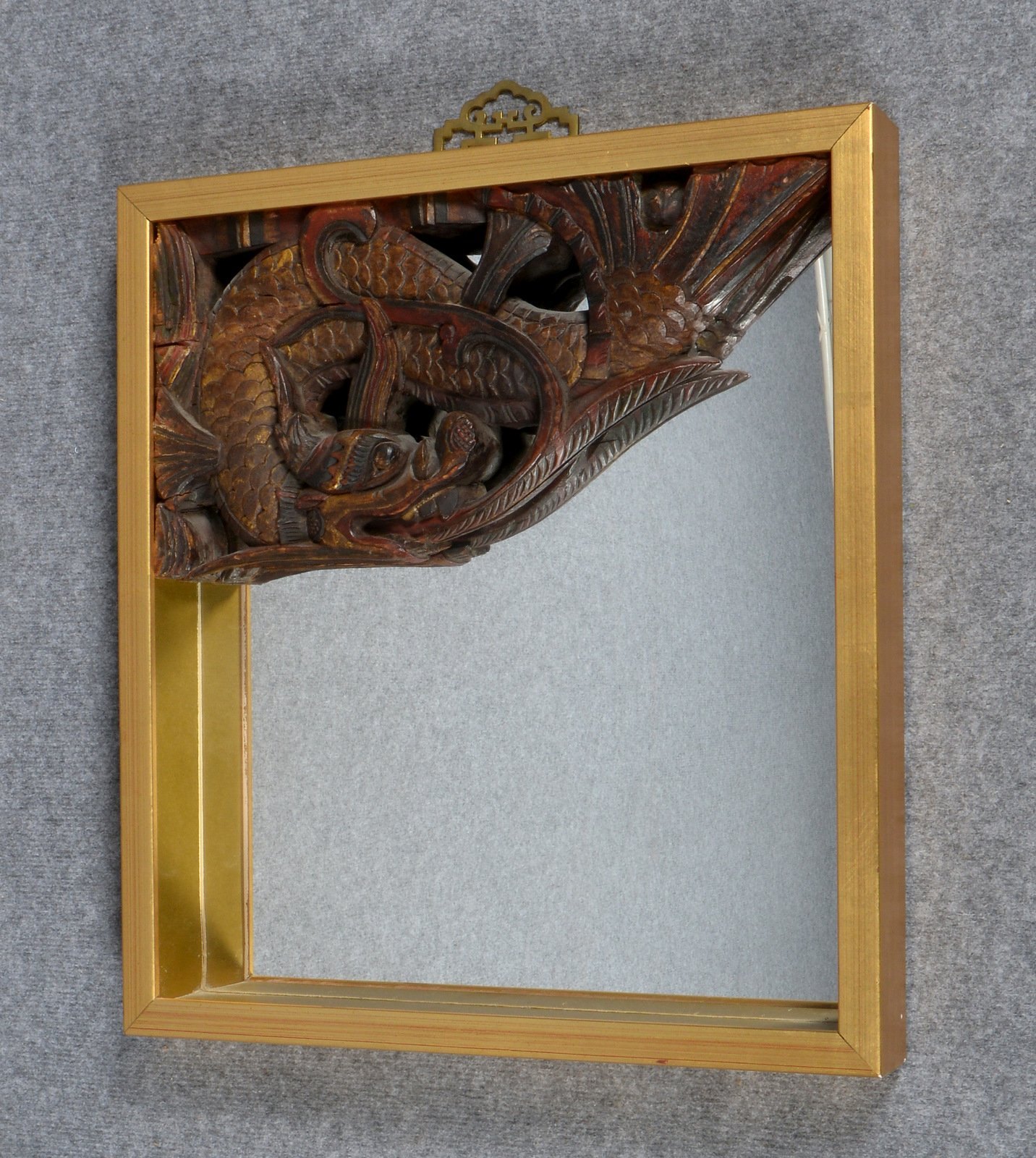 Wandspiegel, Hartholz durchbr. geschnitzt, Ecke mit halbplast. Drachenmotiv