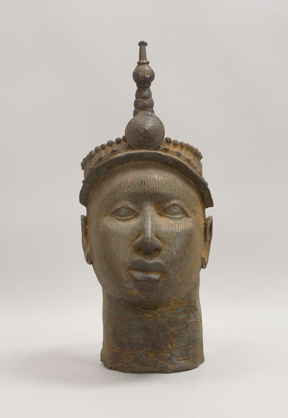 Bronze, 'Kopf', profiliert, Ober- und Hinterkopf jeweils mit Öffnung; Höhe 49 cm