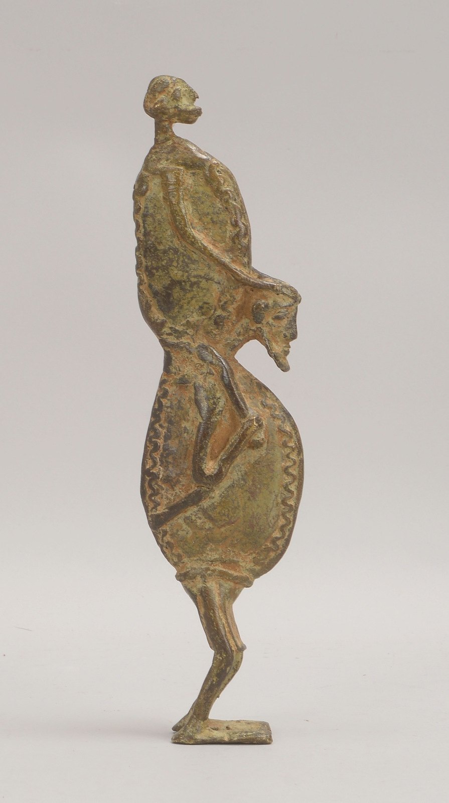 Bronzeskulptur (Benin), 'Männerfigur, eine andere schulternd'; Höhe 32 cm