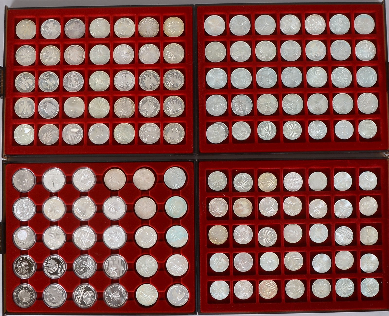 Münzkonvolut: 98x '10 DM/EUR', und 43x '5 DM'-Münzen, in 4x Tableaus