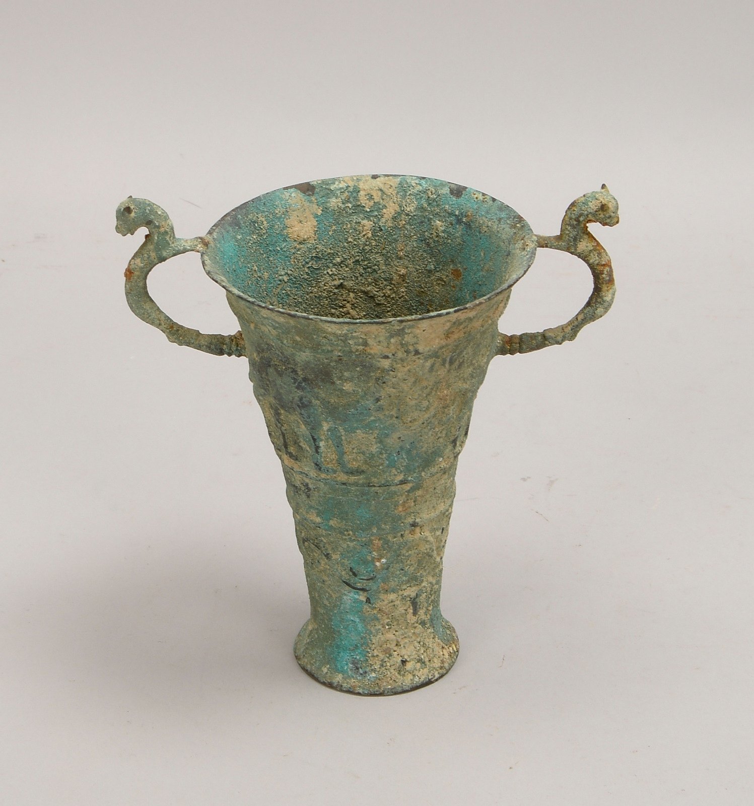 Trinkbecher, Bronze, konisch, figürl. Reliefdekor, grün patiniert, 2x Handhaben