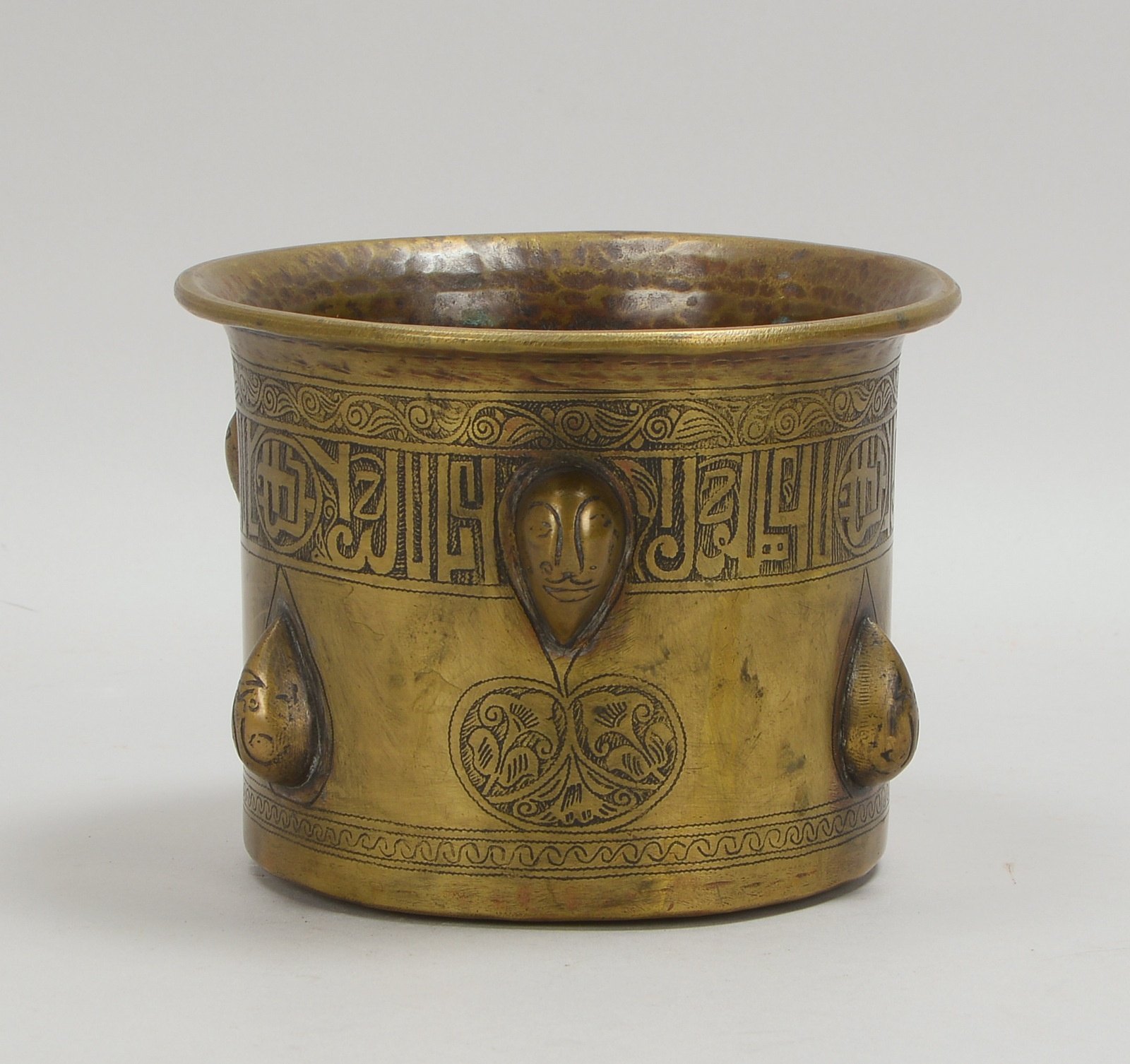 Bronze-Mörser (islam., 19. Jh.), 'Kopfdarstellungen' und Kufi-Schrift; Ø 16,5 cm