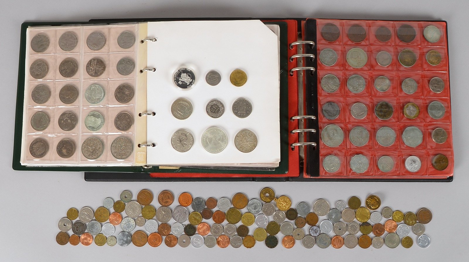 Münzsammlung, 'Alle Welt', versch. (u.a. '1/2 Reichsmark' und '5 DM'), in 2x Alben