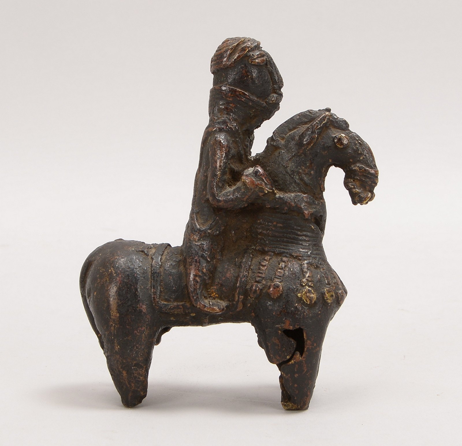 Bronzeskulptur (Benin), 'Pferd mit Reiter'; Höhe 13 cm (unterseitig teils offen)