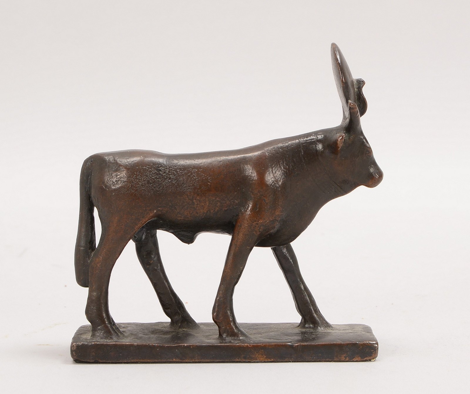 Bronze (wohl Ägypten), 'Stier', Figur auf Sockel/mit Gießerstempel; Höhe 11,5 cm