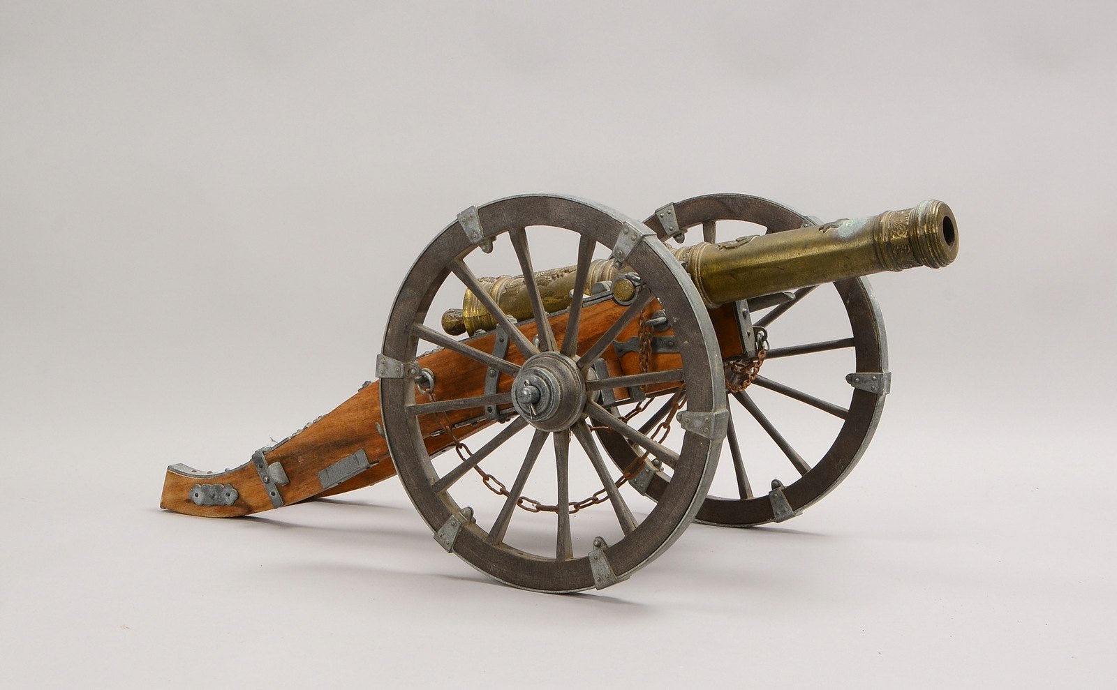 Modellkanone, Messingbronze/Weißmet., Rohr mit Zierrat, Mündung bez. 'Louis XIV'