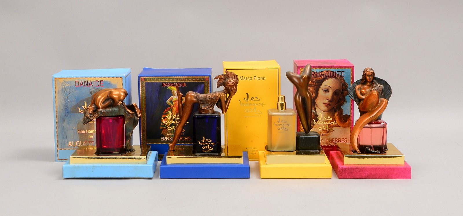4 Sammler-Parfumflacons (Ed. 'Les Beaux Arts') mit skulpturalem Verschluss - in OVP