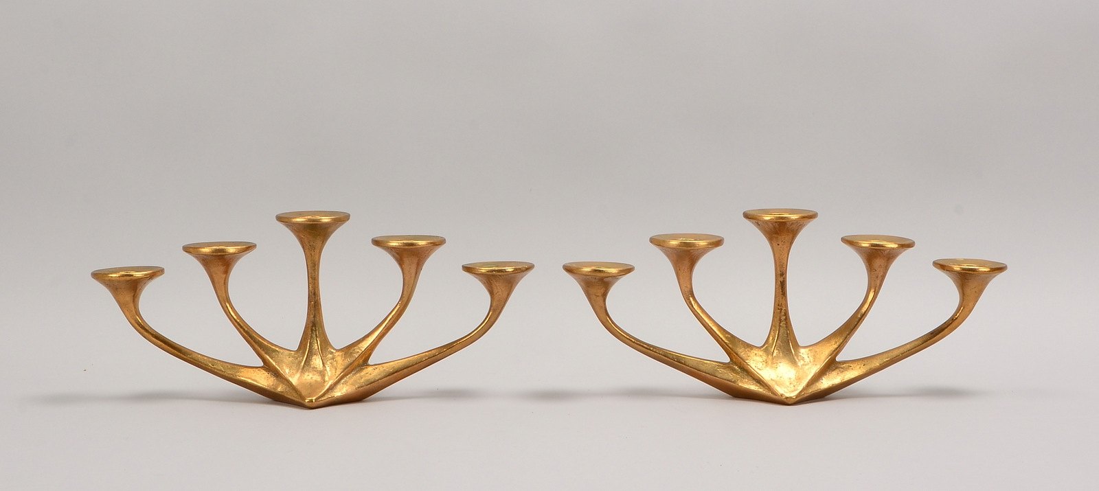 Harjes, Paar Tisch-Kerzenleuchter, Bronze, jew. 5-fl.; Höhe 14,5 cm, Breite 33,5 cm