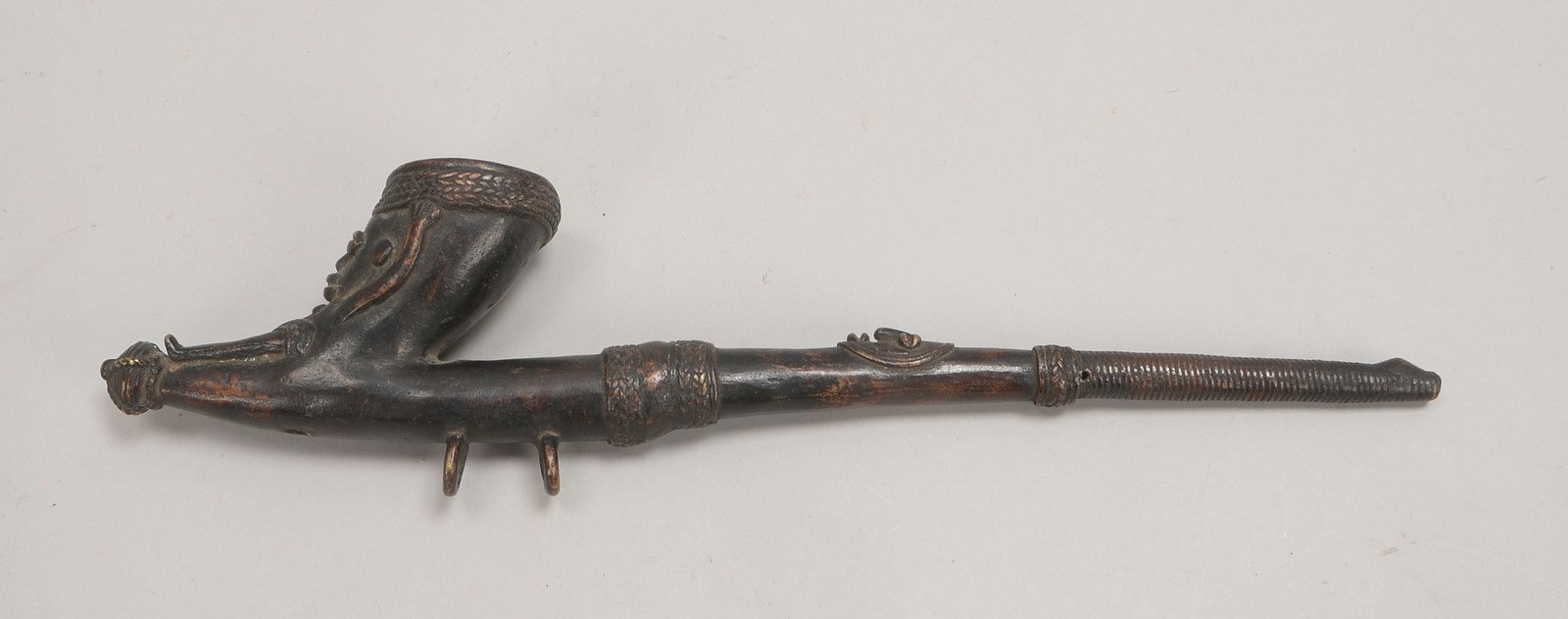 Bronze-Pfeife (Benin), mit figürlichen Applikationen; Höhe 33,5 cm