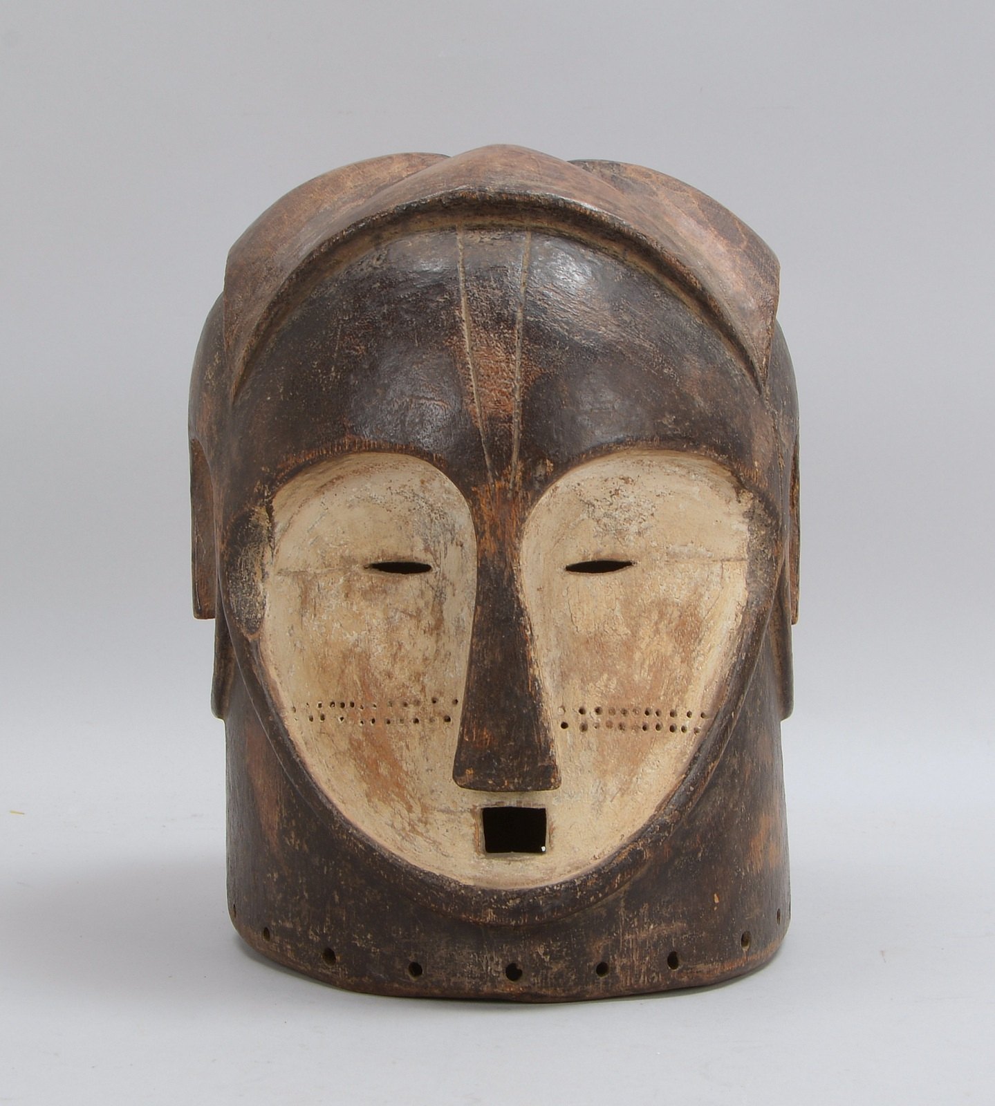 Tanz-/Zeremonienmaske (Kamerun), partiell weiß gefasst, 4x stilis. 'Gesichter'; Höhe 32 cm