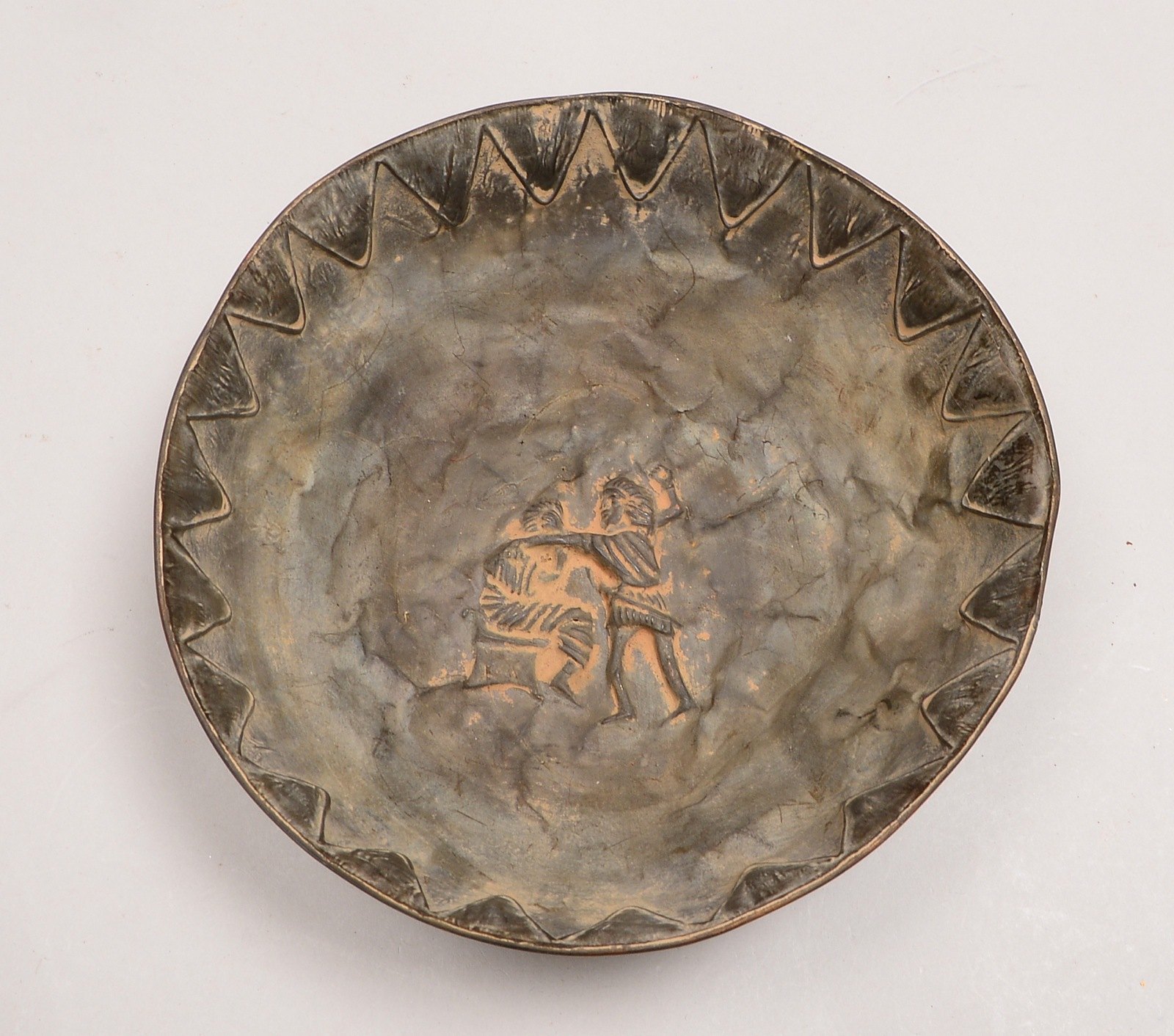 Trinkschale, handgetr. Blech, Spiegel mit relief. Szene ('Zwei Männer'); Ø 19 cm