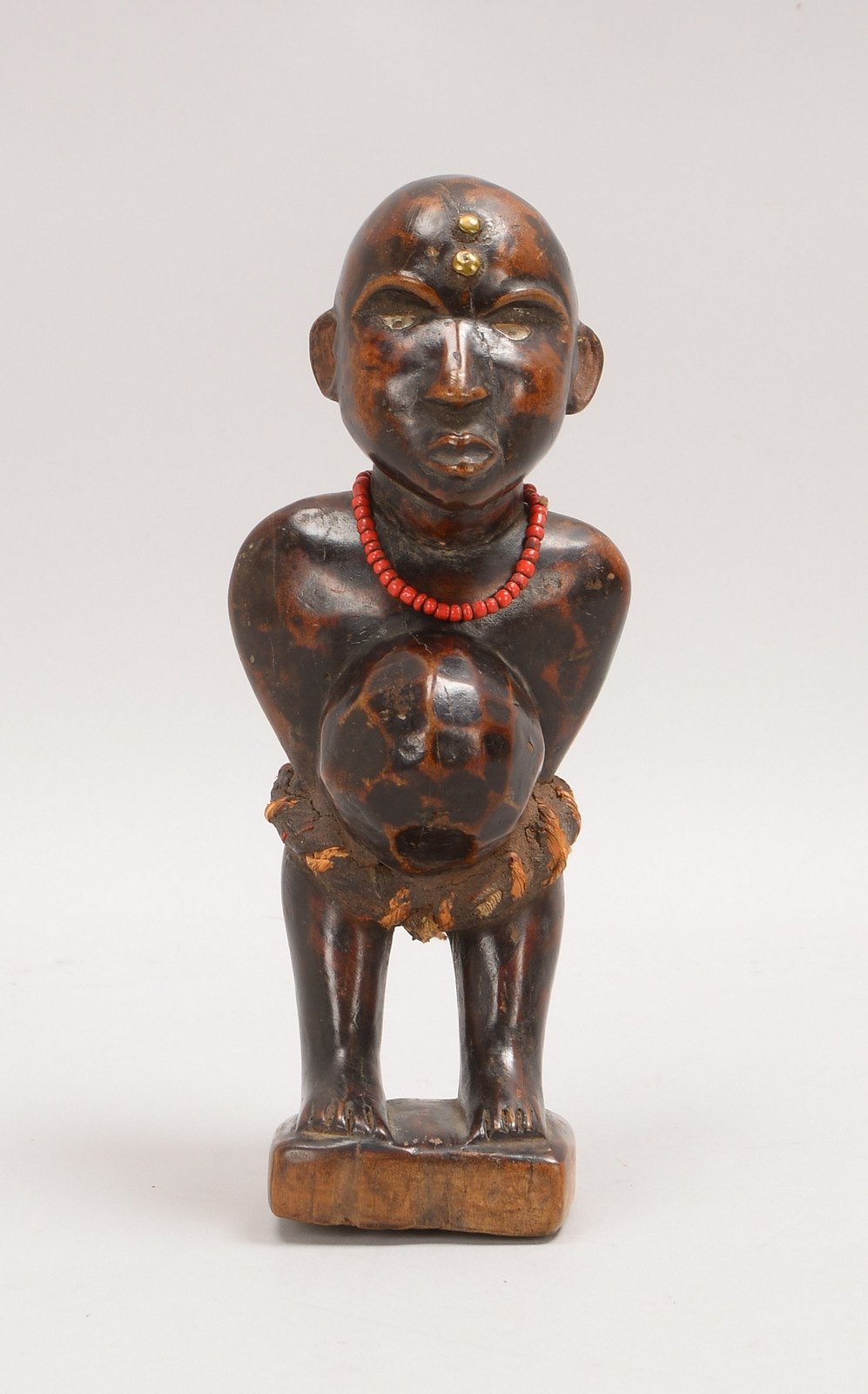 Holzskulptur (Benin), 'Schwangere', Figur mit Hals- und Stirnschmuck; Höhe 24 cm