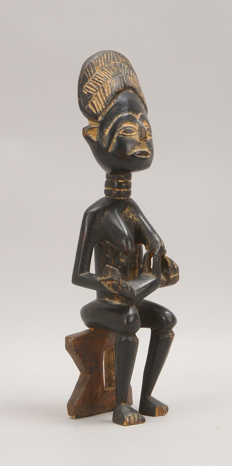Holzskulptur der Ibo/ Nigeria, 'Stillende Mutter'; Höhe 37,5 cm