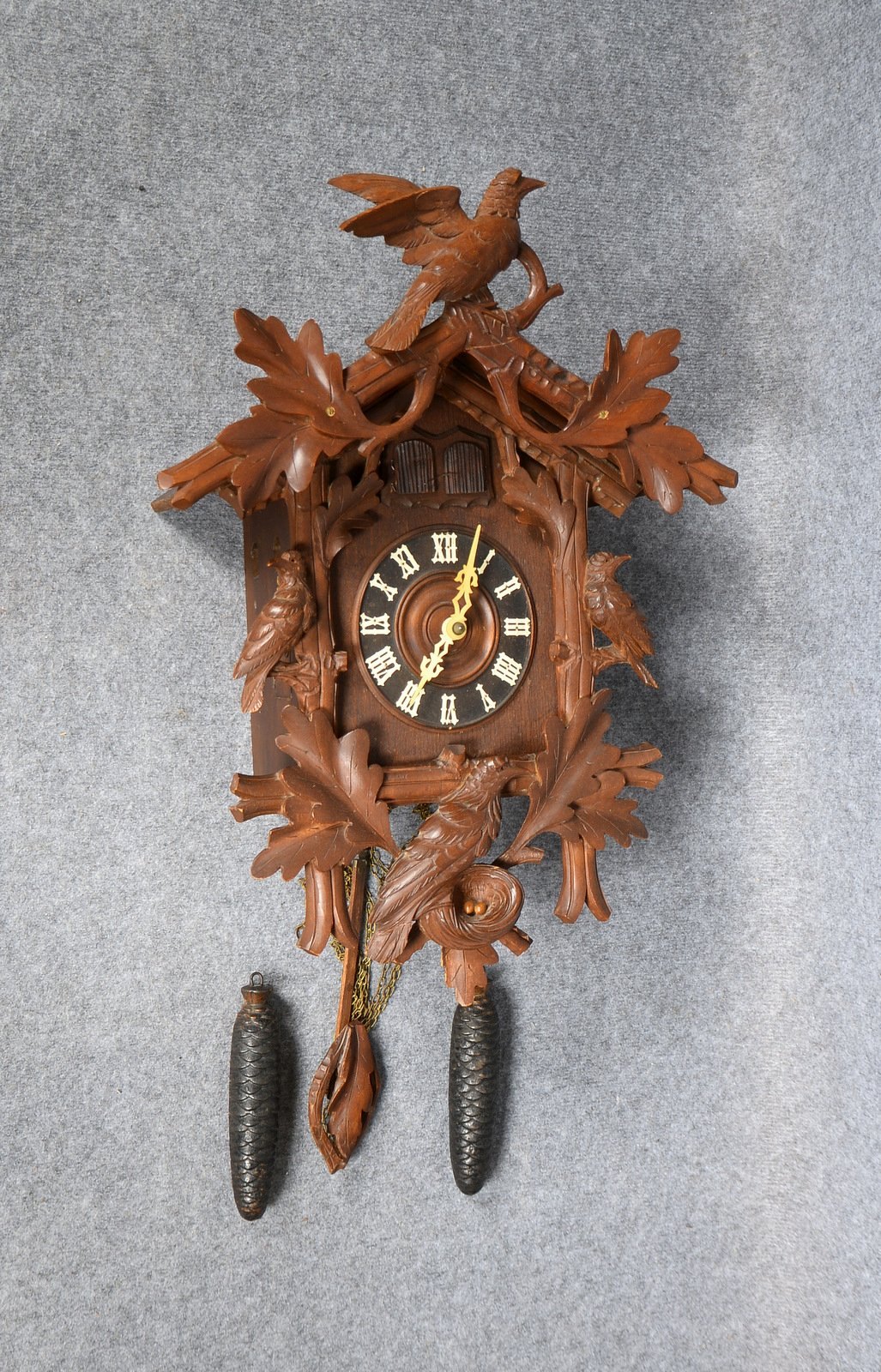 Kuckucksuhr, Holzgehäuse mit Schnitzwerk, Messing-Räderwerk/3x Bläsebälge