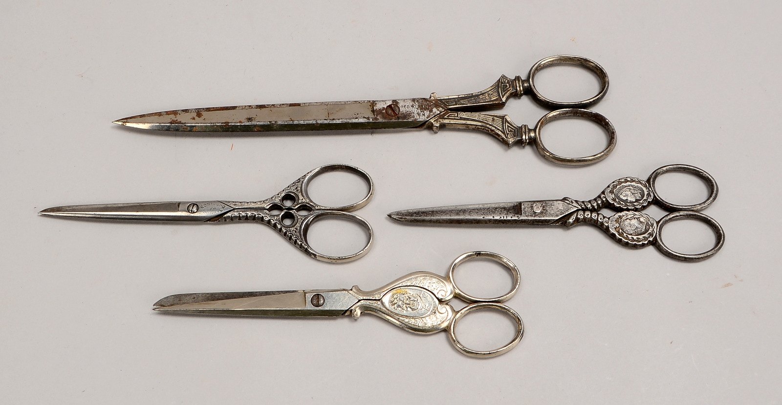 Kleines Konvolut antiker Scheren, 4 Stück; Länge 15 cm - Länge 23,5 cm