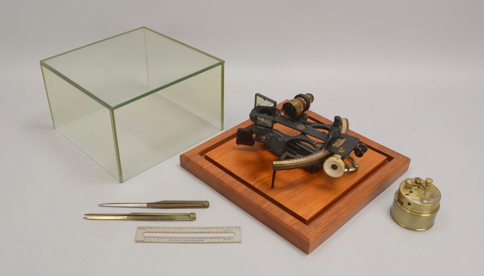 Sextant, auf Mahagoniplatte/unter Glassturz; dazu Dosensextant, und 3x Zirkel
