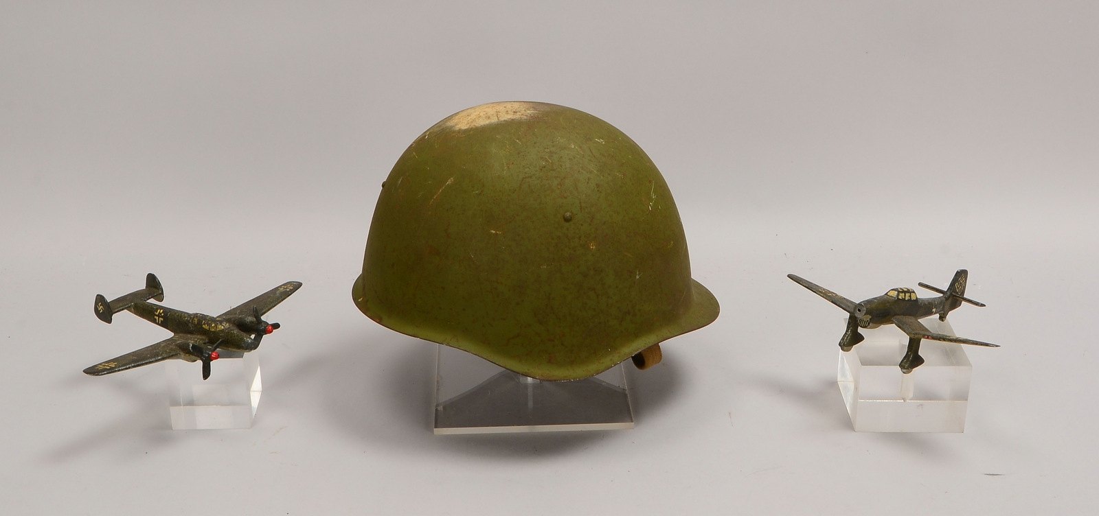 Militaria-Sammlerstück: Stahlhelm; anbei 2x 'Junkers'-Flugzeugmodelle (II. WK)